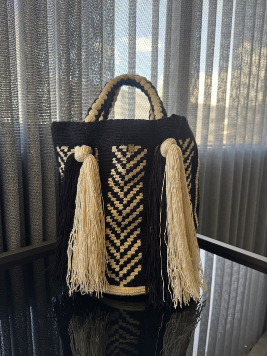 Bolsito Wayuu in Black and Cream